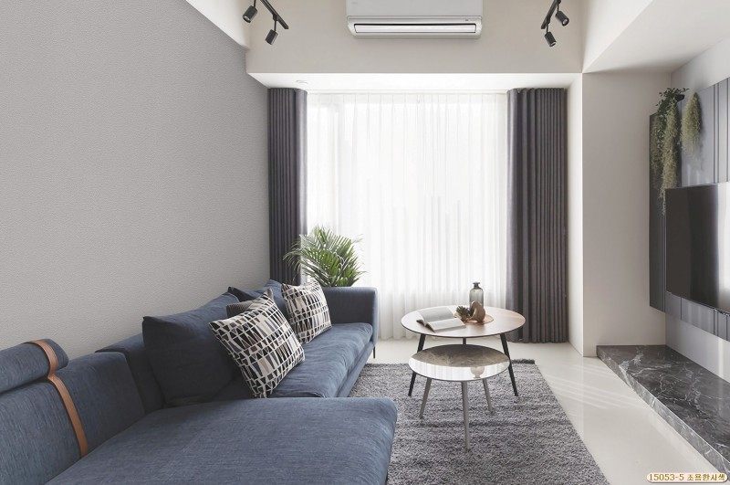 Để làm đẹp không gian phòng khách, hãy sử dụng mẫu giấy dán tường giả vải sần có mã số 15053-5.